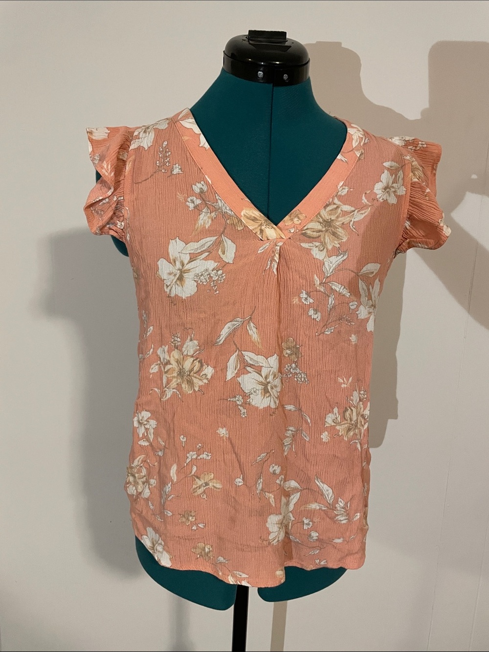 Doe & Rae Peach Floral V-Neck Flutter Sleeve Blouse